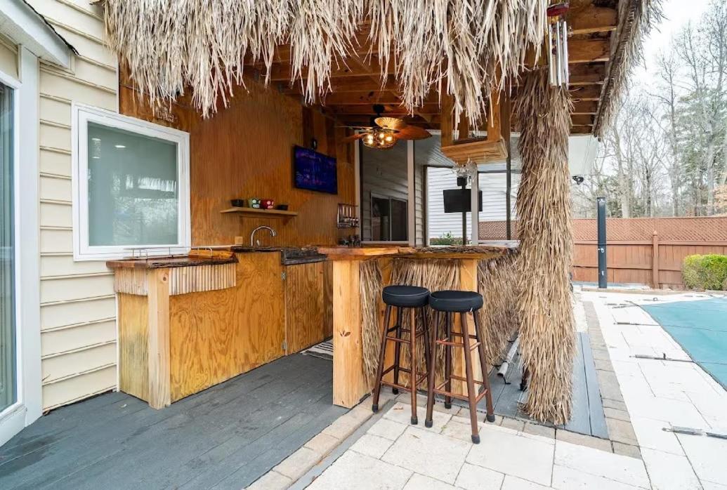 Tropical Oasis with Tiki Bar Firepit Seasonal Pool — hotel near Concord-Padgett Regional Airport