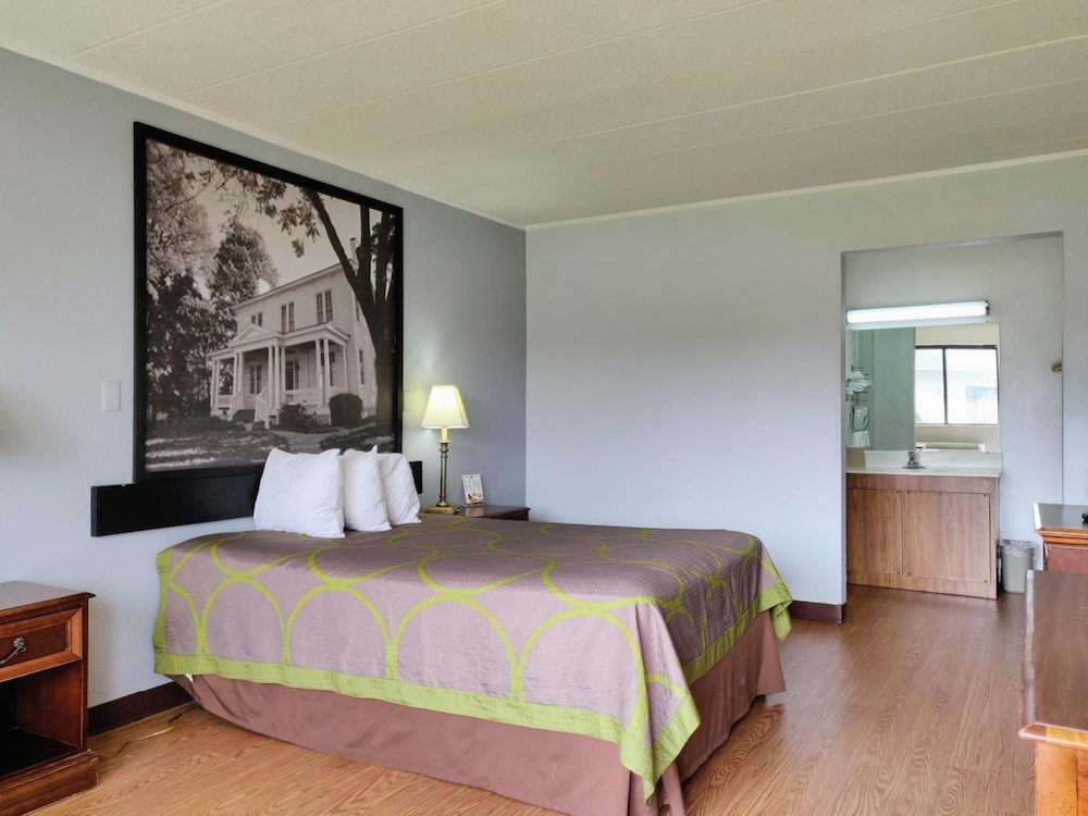 Sprucewood Inn - photo 8