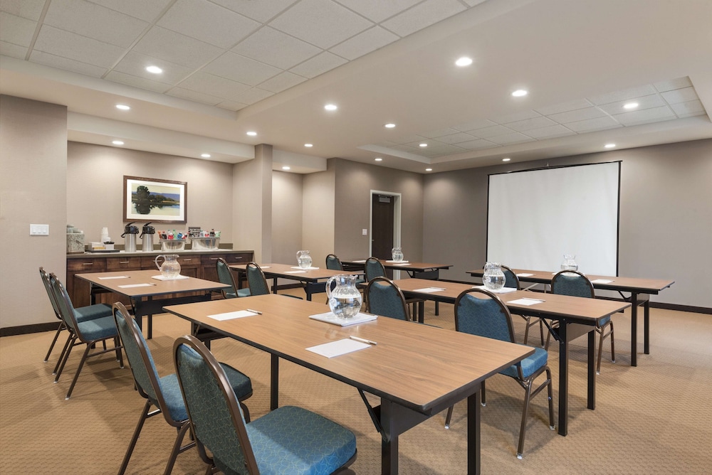 Hampton Inn Lincoln Airport - photo 24