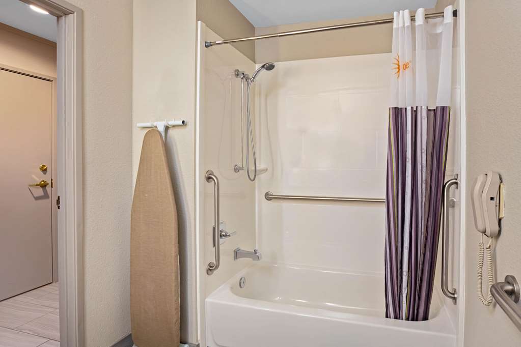 La Quinta Inn & Suites by Wyndham Las Vegas Nellis - photo 17