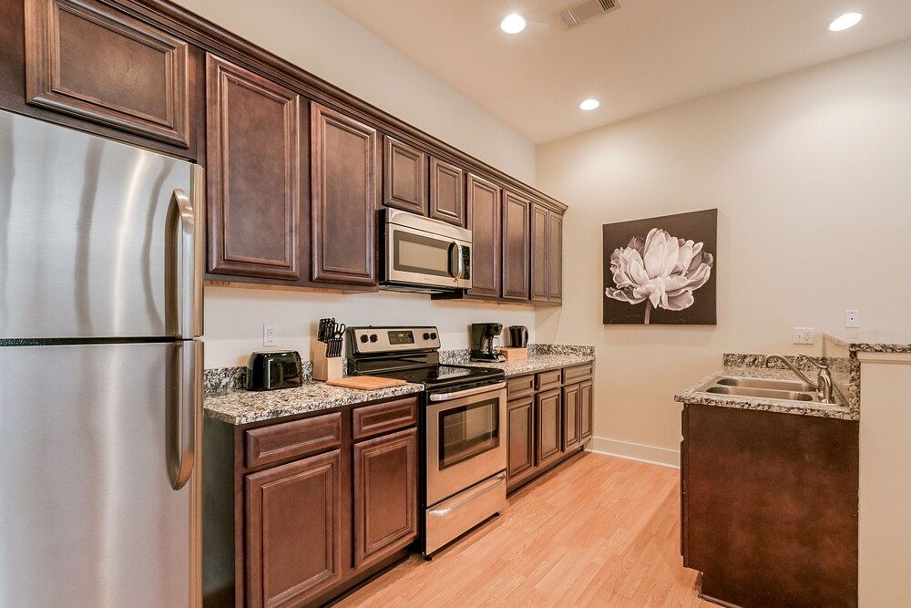 Hip 2BR in Arts Warehouse District - photo 20