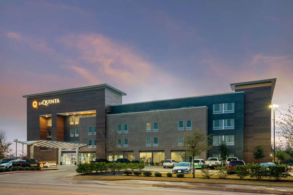 La Quinta Inn & Suites by Wyndham College Station South - photo 8