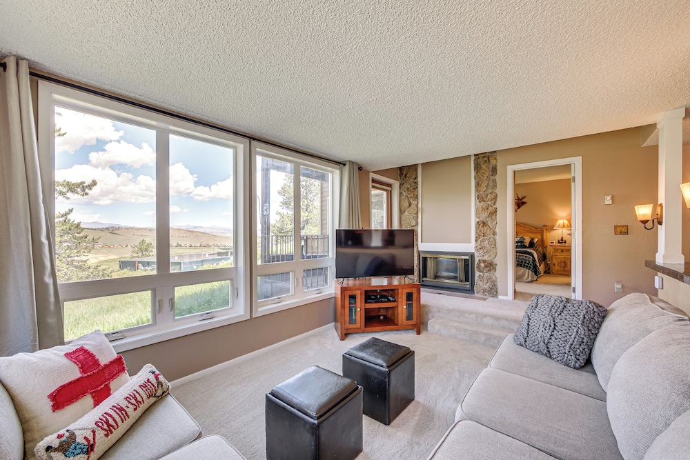 Ski Inandout Granby Ranch Condo with Balcony — 4-Star Luxury Hotel in Granby, United States