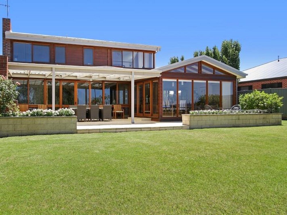Lakehouse 61 — 4-Star Luxury Hotel in Mulwala, Australia