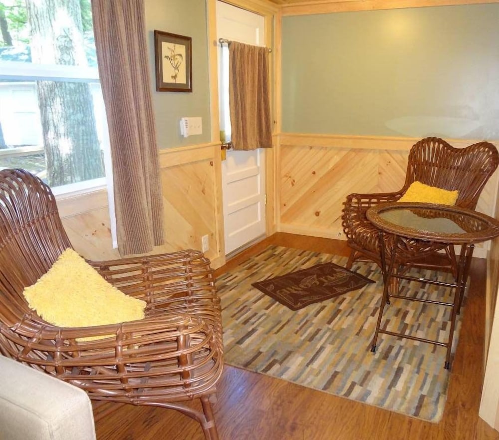 Hinckley's Dreamwood Cottages - photo 23
