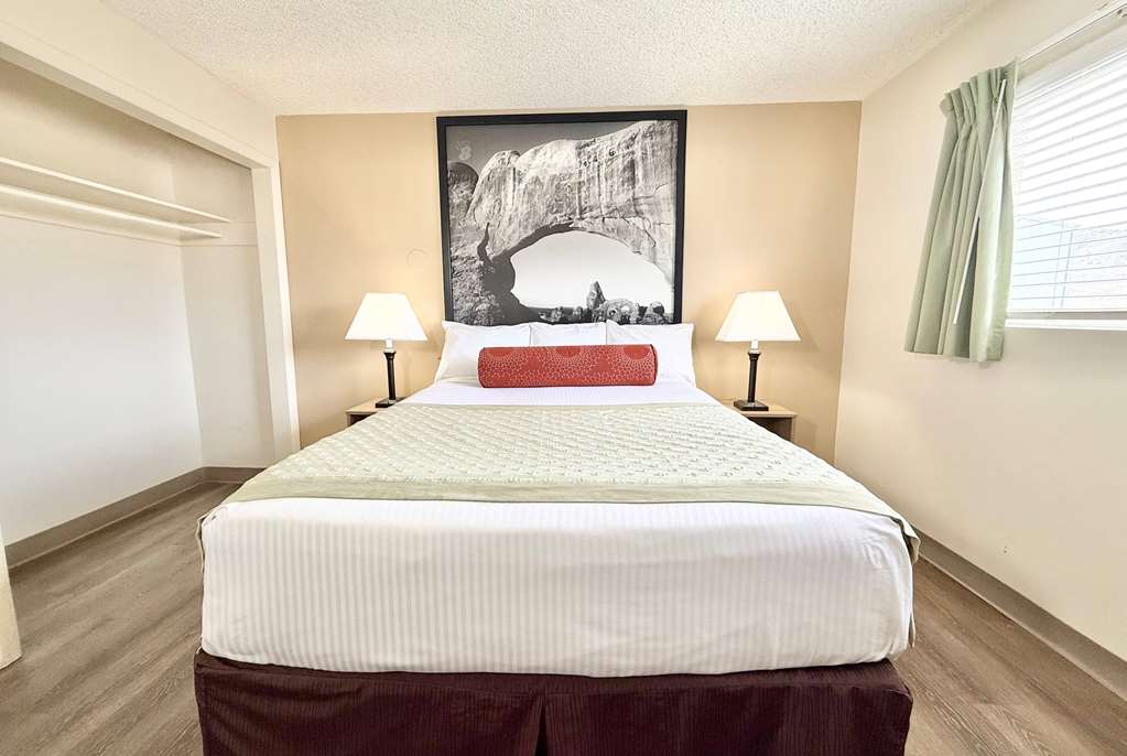 Super 8 by Wyndham Salina Scenic Hills Area - photo 20