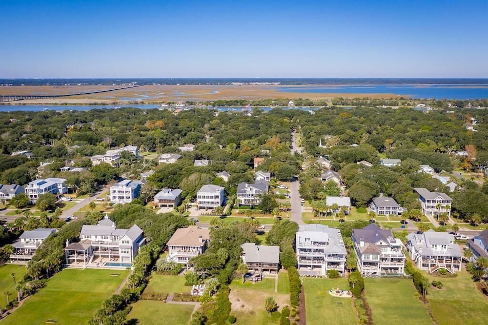 2307 Palm Boulevard — 4-Star Luxury Hotel in Isle Of Palms, United States