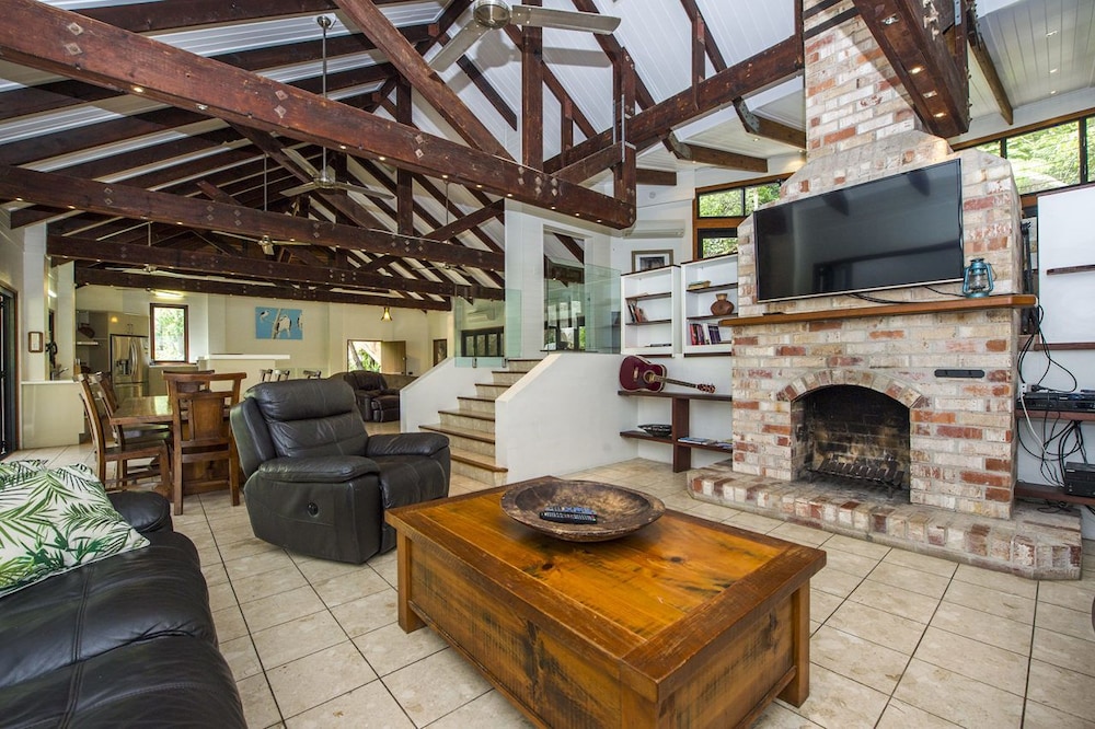 Nahmahlu — 4-Star Luxury Hotel in Nelly Bay, Australia