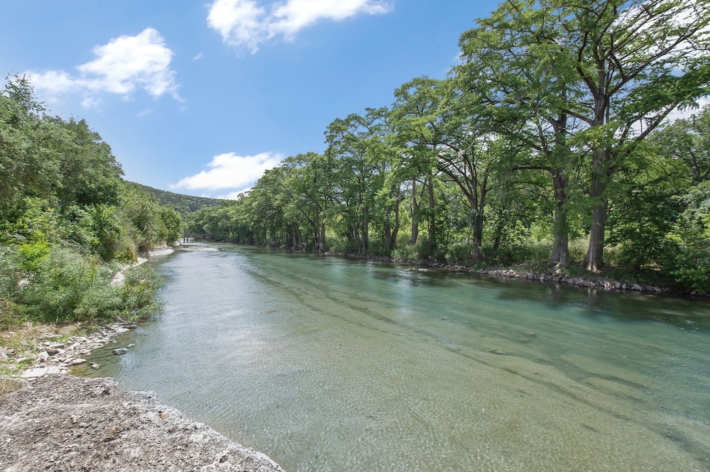 Guadalupe River Rock Retreat 9740 by RedAwning — hotel in New Braunfels