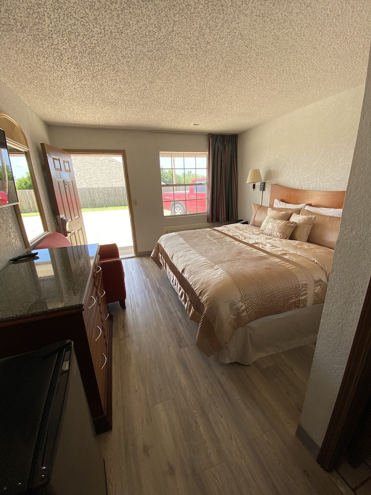 Colonial Inn - photo 17