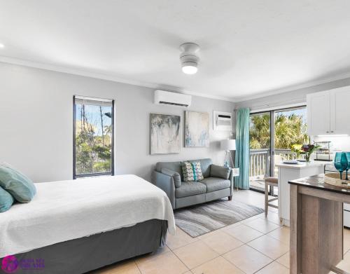 Beach Rd 300ft to Beach Access & 500ft to Siesta Key Village Studio in Siesta Key, United States