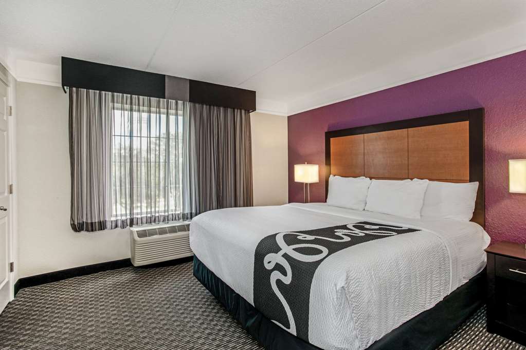La Quinta Inn & Suites by Wyndham Orlando Airport - photo 60