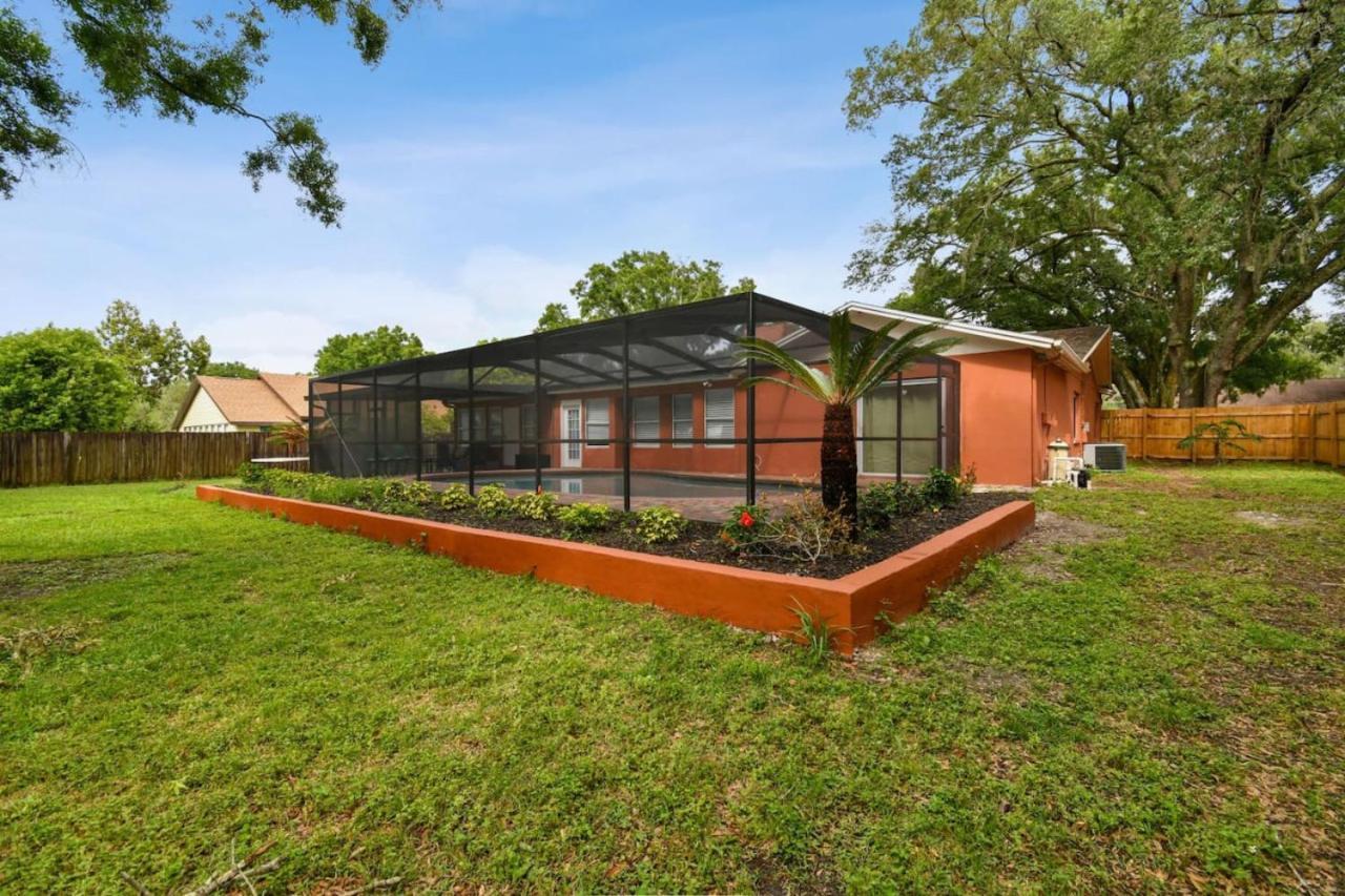 Red Royalty Pool King Bed Yard in Tampa, United States