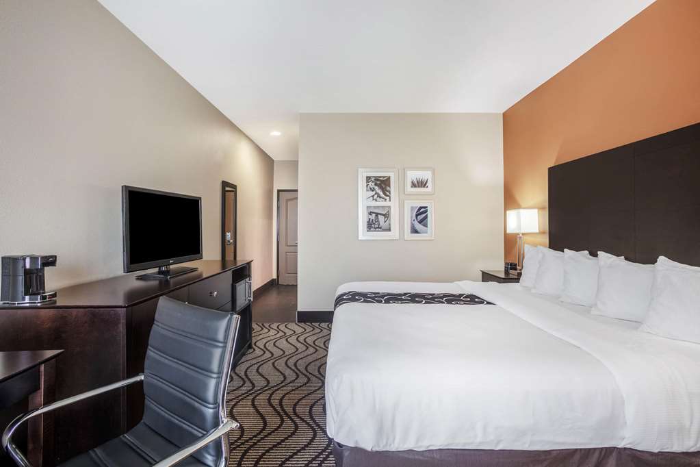 La Quinta Inn & Suites by Wyndham Beeville - photo 18