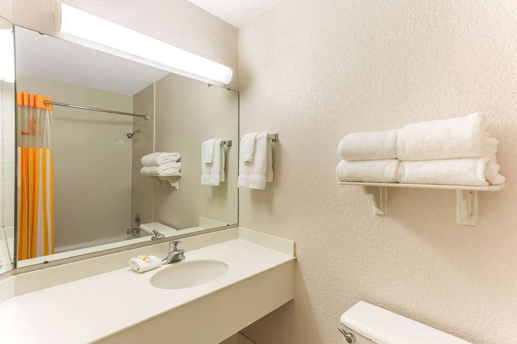 La Quinta Inn & Suites by Wyndham Redding - photo 19