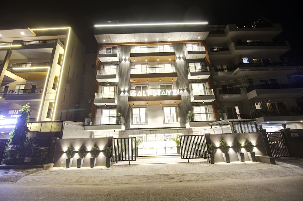 Saltstayz Premier Near Golf Course Road & Sector 57