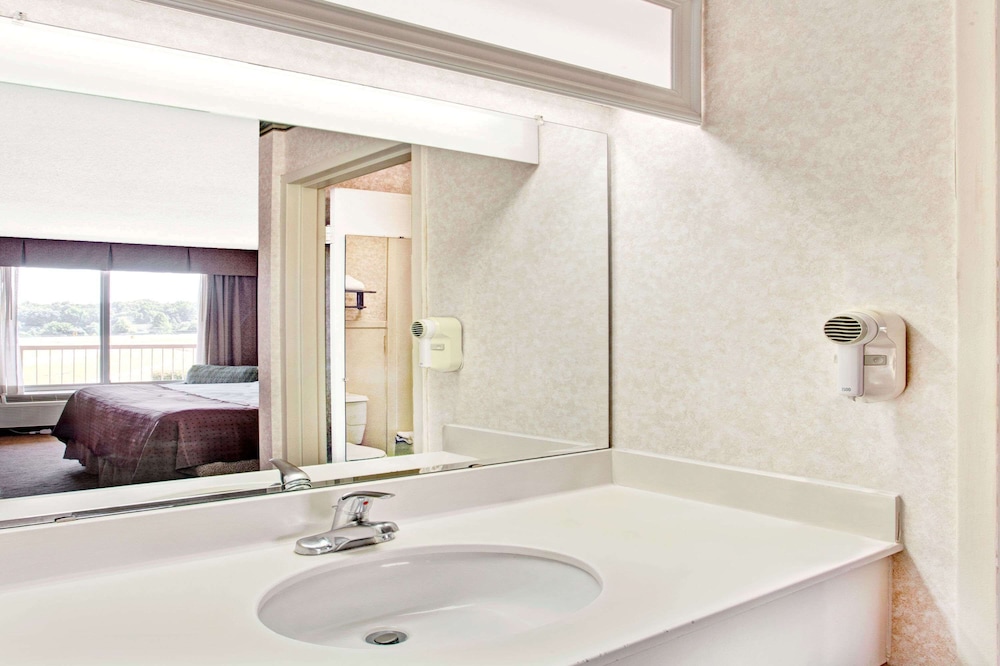 Days Inn by Wyndham Forrest City - photo 8