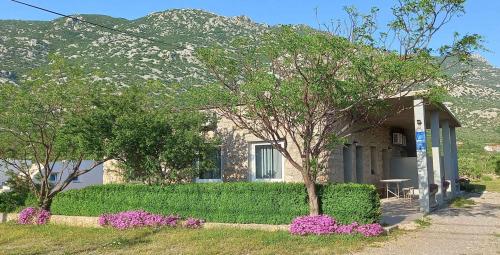 Holiday home in Cesarica 17117 — 4-Star Luxury Hotel in Karlobag, Croatia