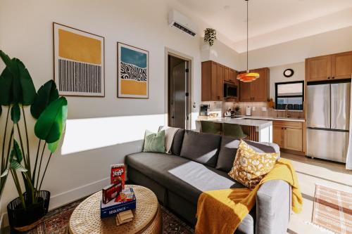 Chic Casita w BBQ Patio Backyard 4 min to SDSU 15 mins to beach Unit B in La Mesa, United States