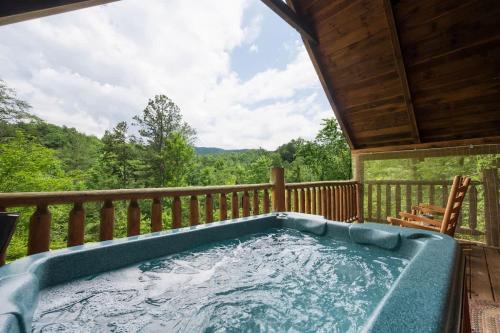 Private Studio Log Cabin Mountain View Hot Tub Fireplace Honeymoon — 4-Star Luxury Hotel in Sevierville, United States