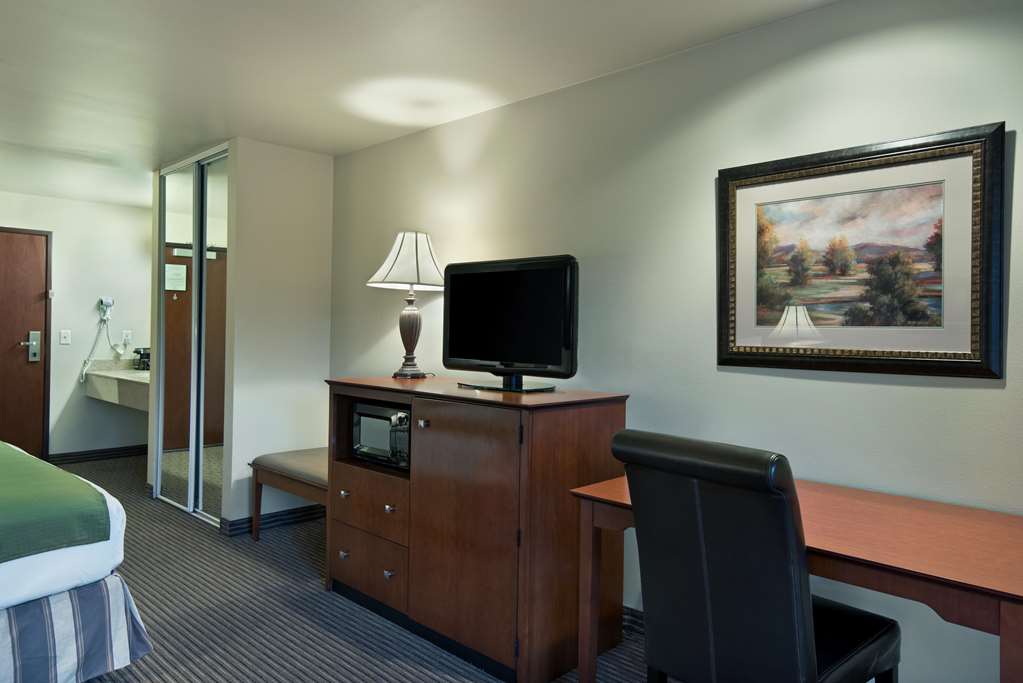Oxford Suites Yakima - photo 4
