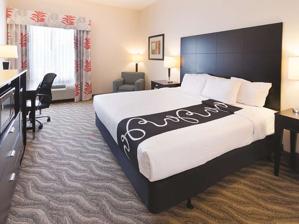 La Quinta Inn & Suites by Wyndham Glen Rose - photo 24