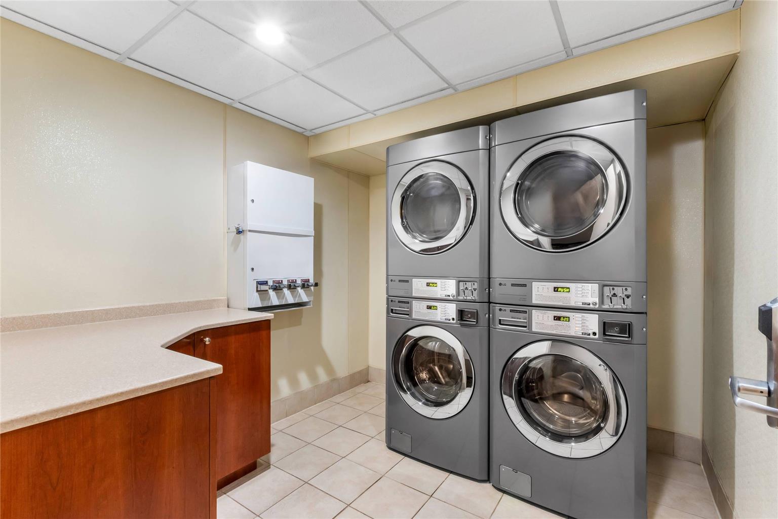 Econo Lodge Woodbridge - photo 37
