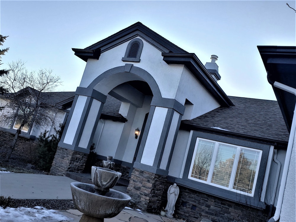 Peak Valley Manor a Modern Farmhouse — 4-Star Luxury Hotel in Colorado Springs, United States