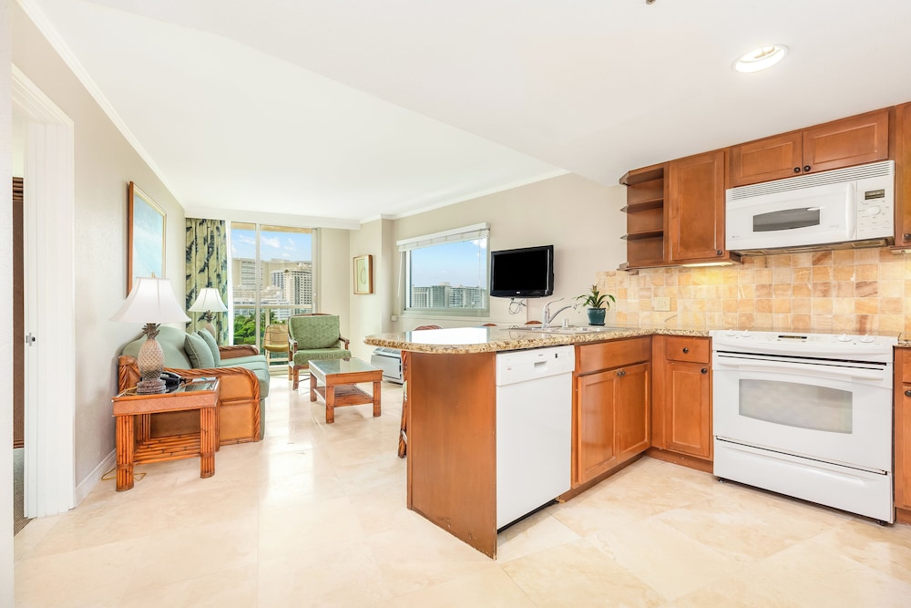 Luana Waikiki Hotel & Suites - photo 98