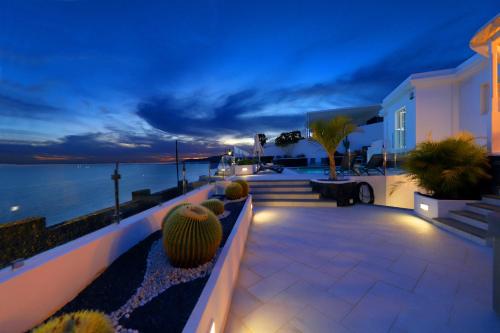 Luxury Puerto Del Carmen Villa 4 Bedrooms La Perla Modern Furnishings Stunning Sea Views — 4-Star Luxury Hotel in Tias, Spain