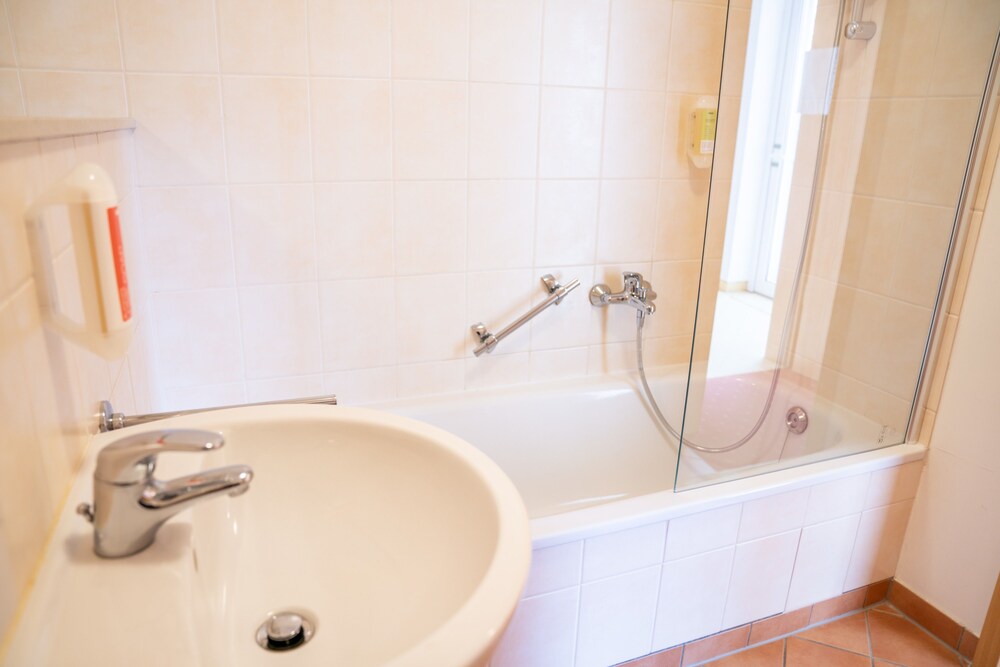 Deep Soaking Bathtub