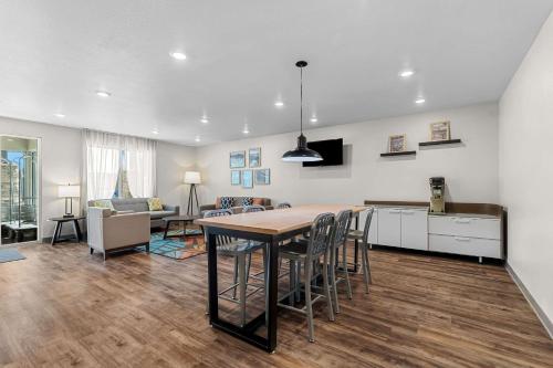 WoodSpring Suites Corona - photo 12