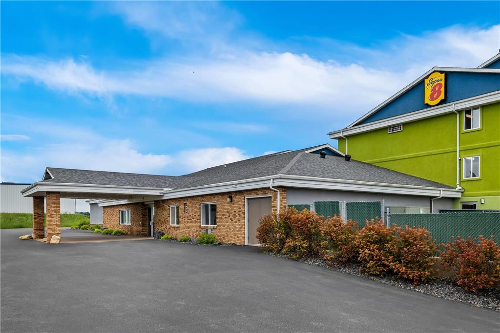Super 8 by Wyndham Osseo WI - photo 2