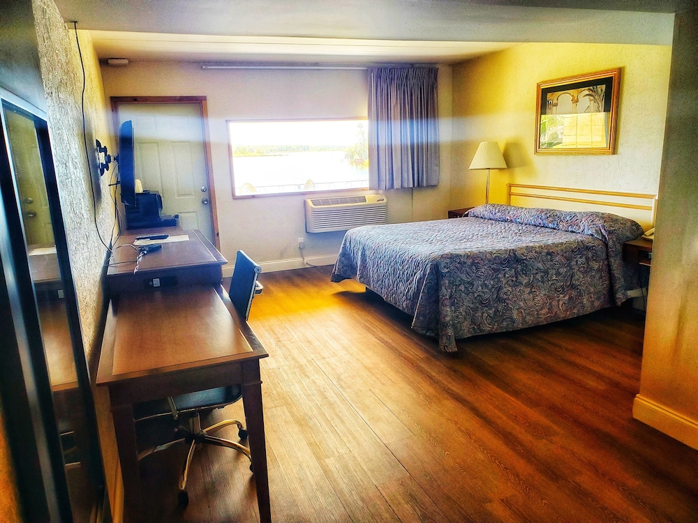 The Port Hotel & Marina - photo 4