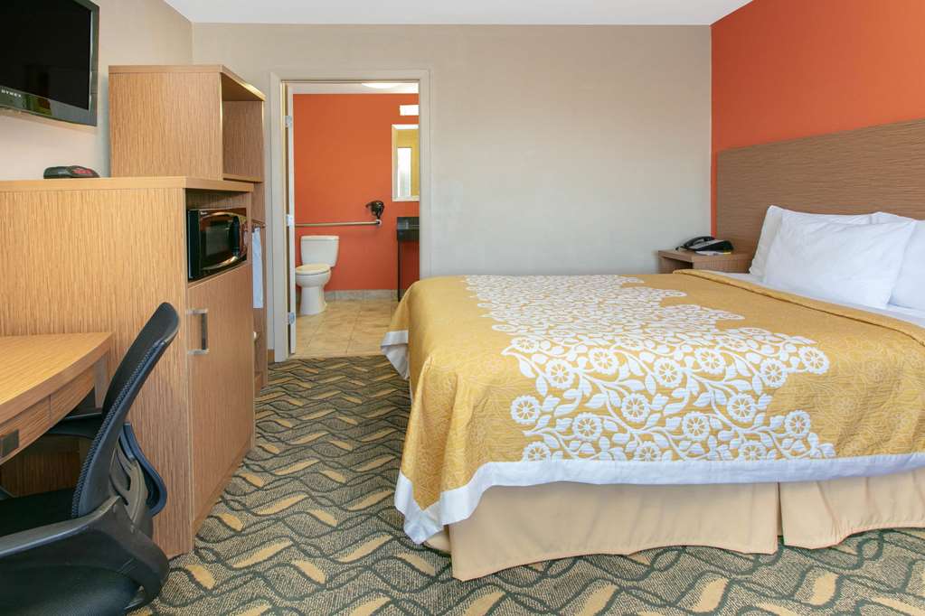 Days Inn & Suites by Wyndham Arlington Near Six Flags - photo 6