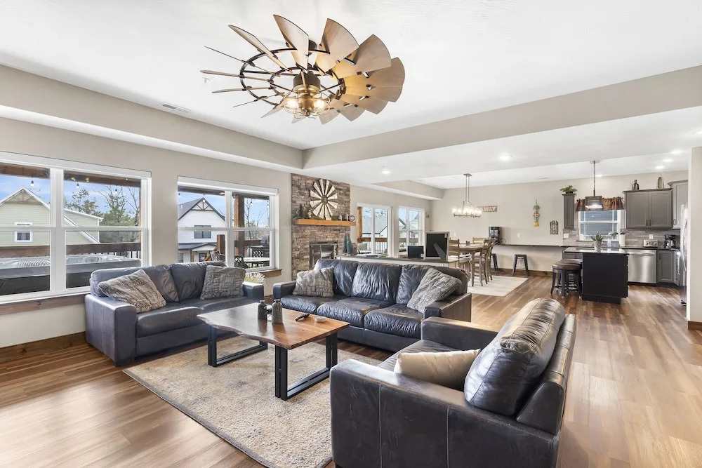 The Rock at Branson Cove 5 BDR on Table Rock in Hollister, United States