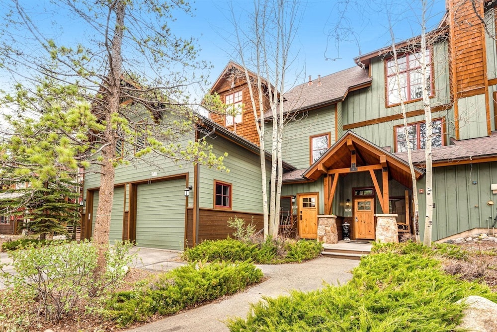 Luxury 3 Bedroom Townhouse next to Keystone Lake Free Shuttle Hot Tub and Sauna — 4-Star Luxury Hotel in Keystone, United States