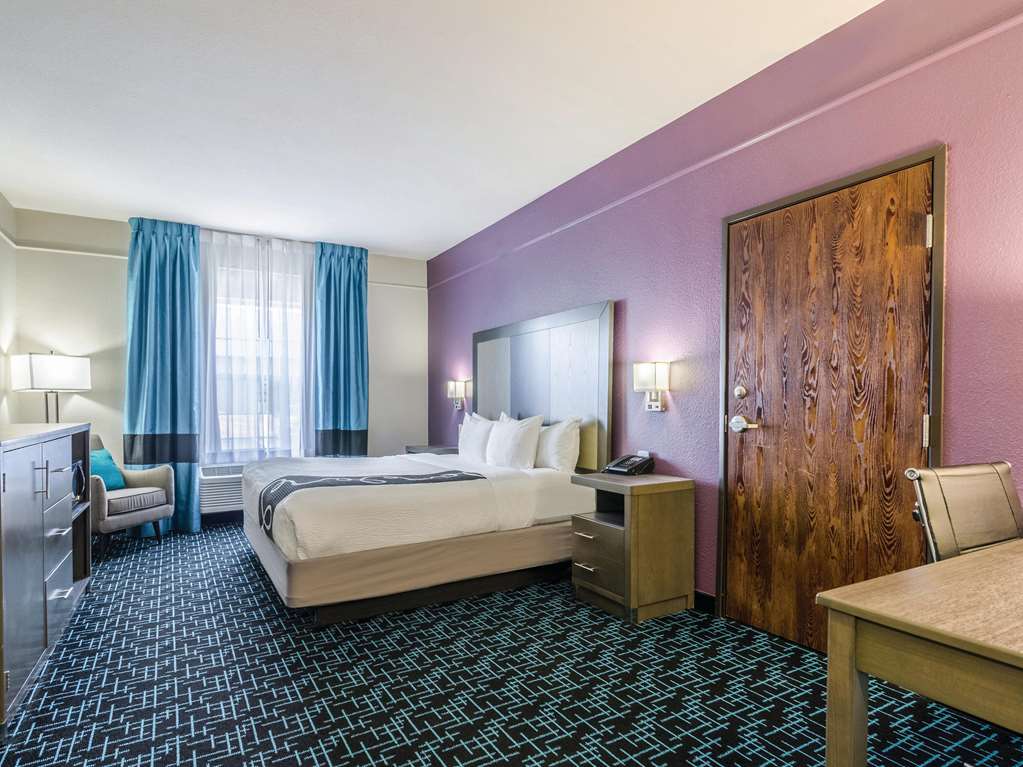 La Quinta Inn & Suites by Wyndham Kansas City Airport - photo 12
