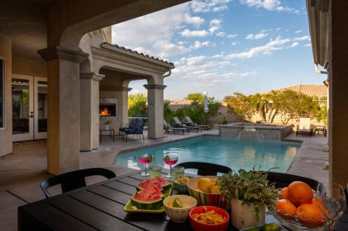 La Vida Hermosa MidCentury Gem With Courtyard Pool in Palm Springs, United States