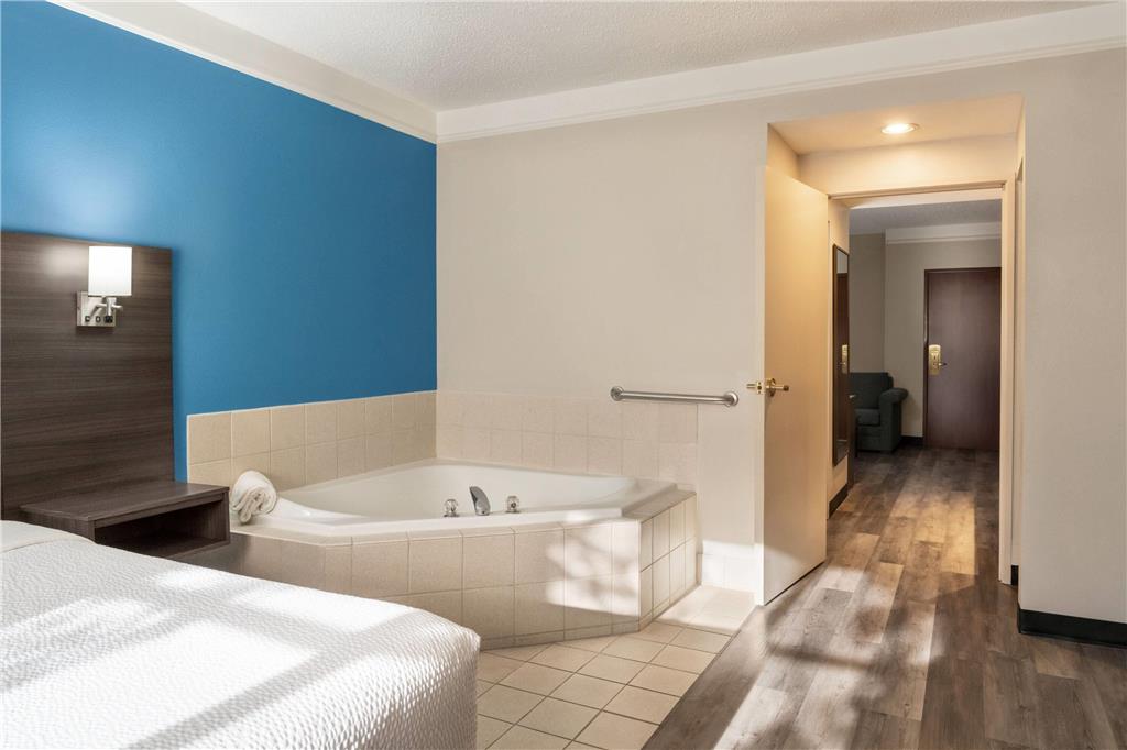 La Quinta Inn & Suites by Wyndham Madison American Center - photo 27