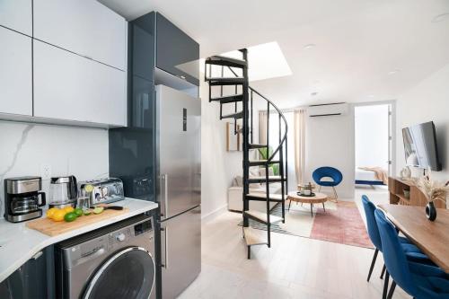 78 4A 2BR Duplex with a Balcony Prime UES — 4-Star Luxury Hotel in New York City, United States