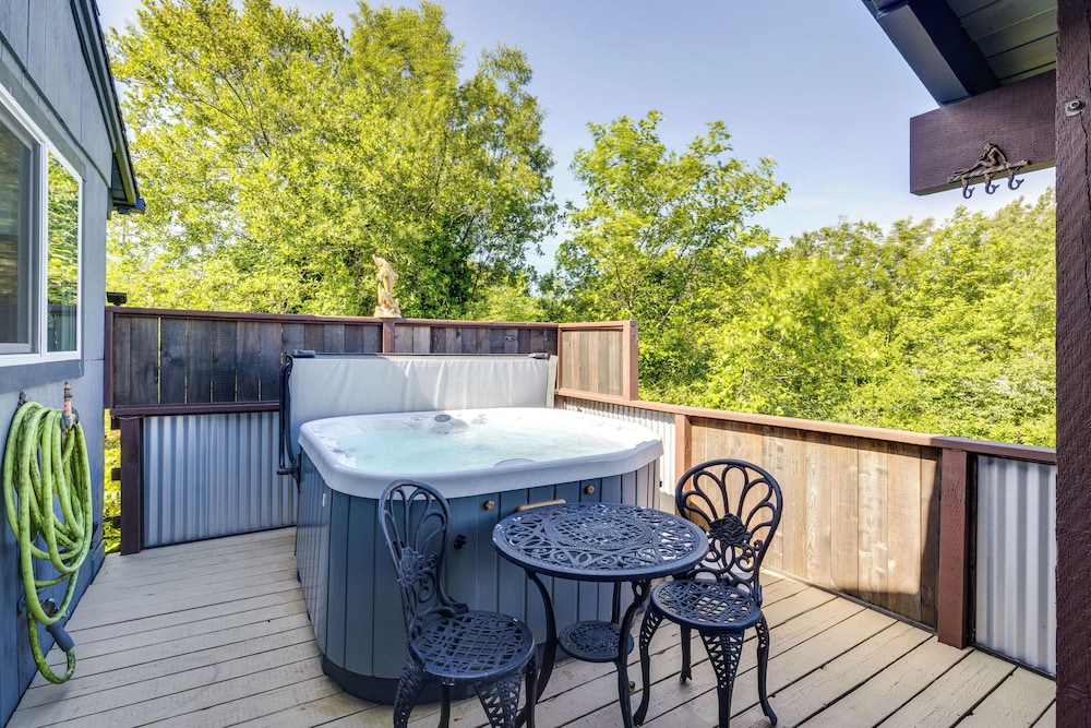 Less Than 1 Mi to Port of Alsea Inviting Gem with Hot Tub — 4-Star Luxury Hotel in Waldport, United States
