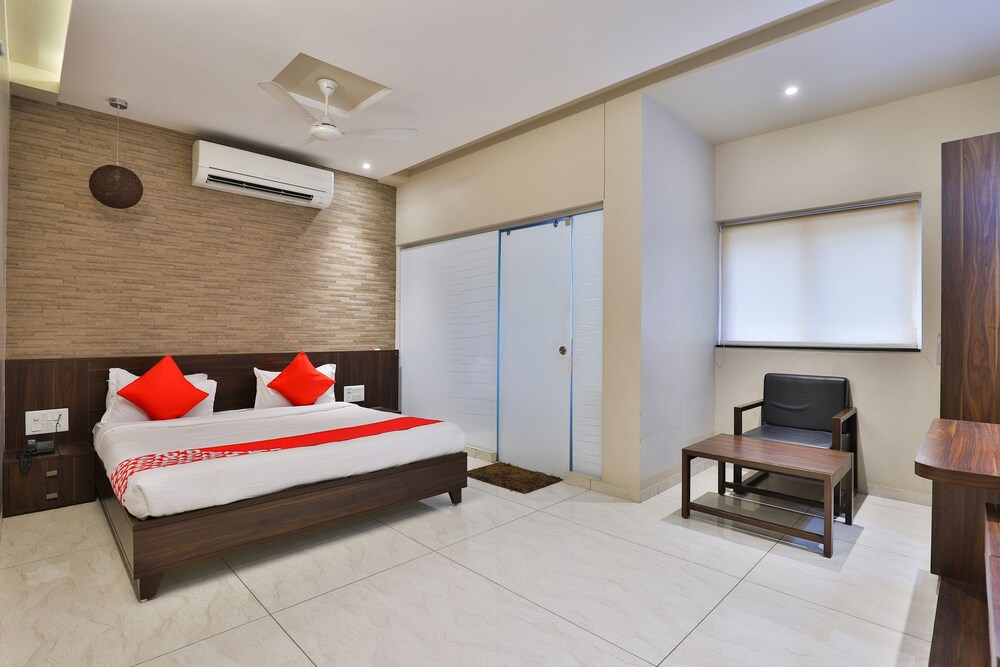 OYO 24028 Hotel Om Palace & Party Plot in Bhavnagar, India