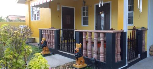 Kingmosei Hide Away — Basseterre