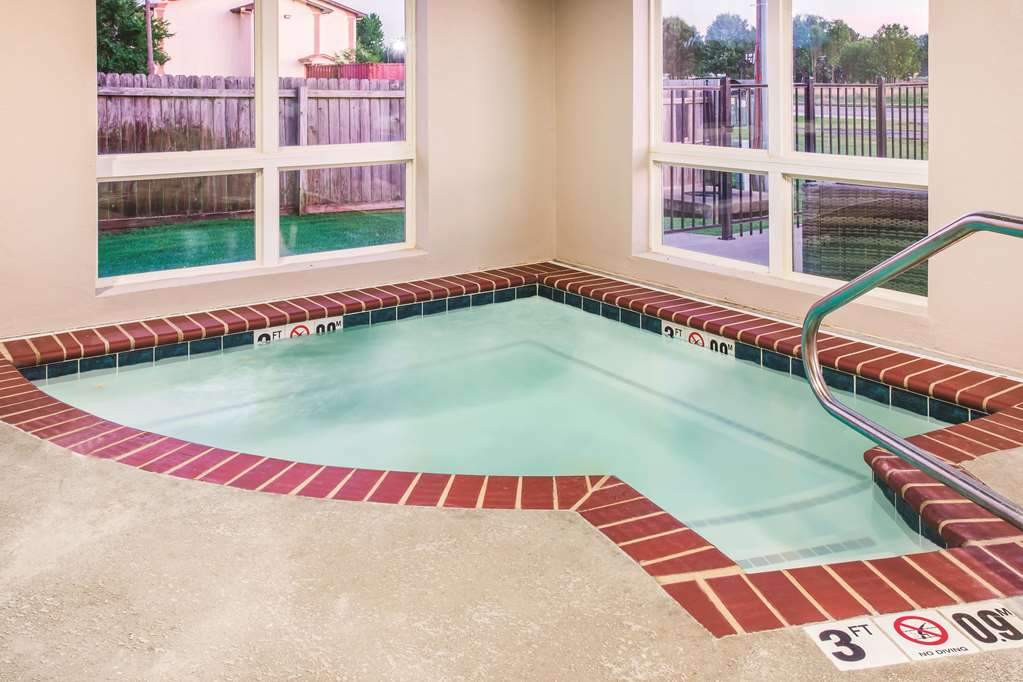 La Quinta Inn & Suites by Wyndham Russellville - photo 7