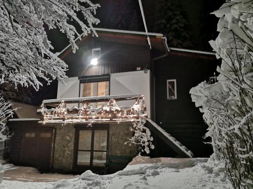 Góralski dom niedaleko gondoli in Szczyrk, Poland