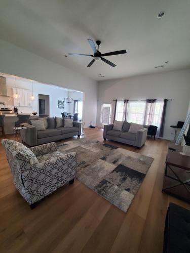 Modern 4BR 3BA Family Retreat Douglasville — hotel in Douglasville