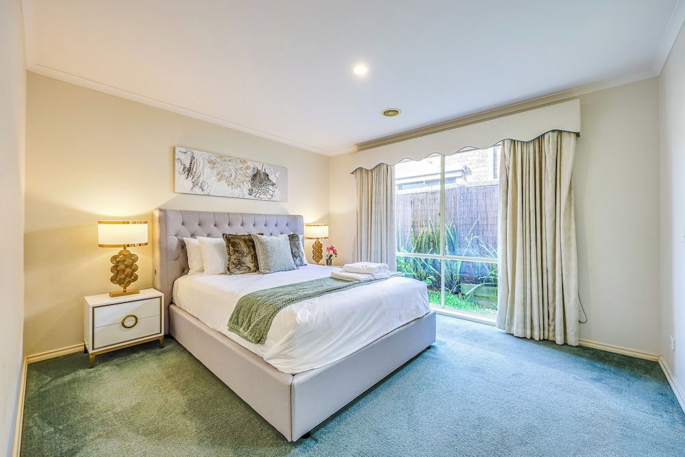 Stayau Family Retreat W Pool Table In Cranbourne — Cranbourne