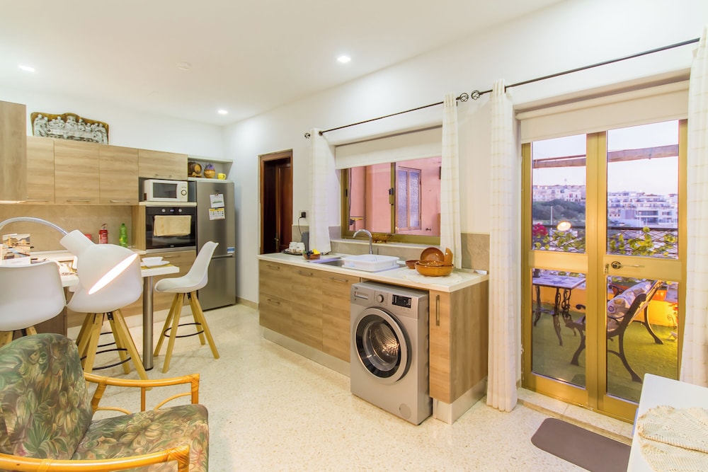 Sunny Maltese Townhouse Madonnina Kalkara — 4-Star Luxury Hotel in Kalkara, Malta