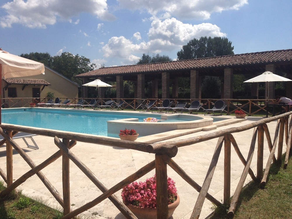 Agriturismo Il Mulino del Vescovo — 4-Star Luxury Hotel in Giano Dell'umbria, Italy